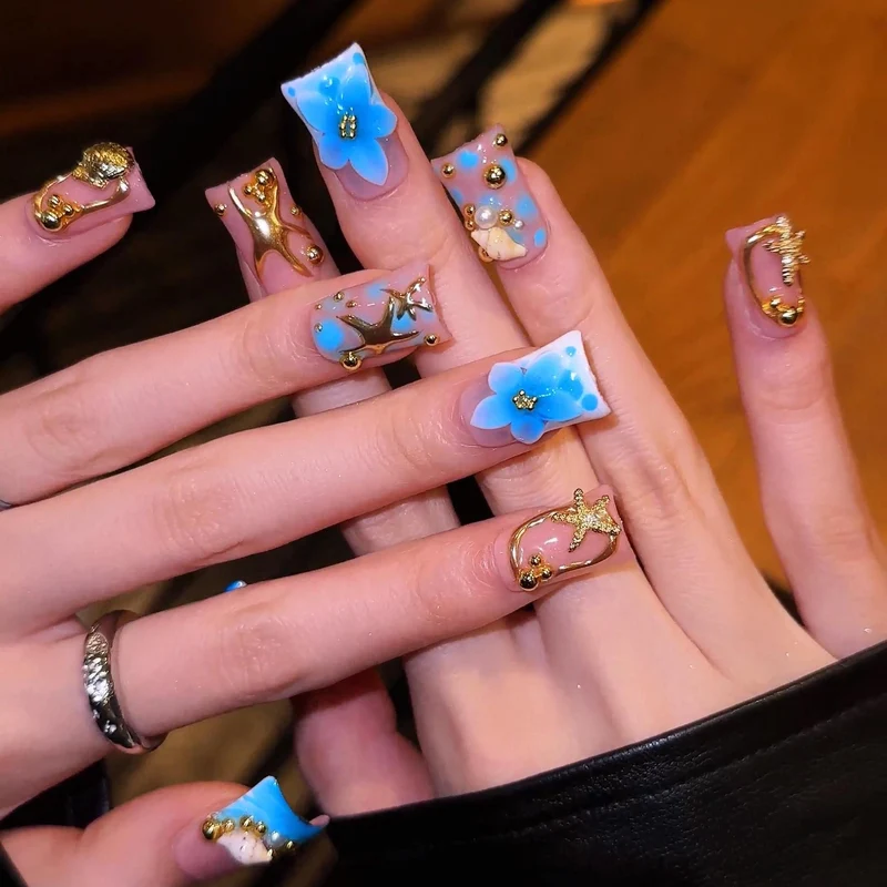Künstlerisches Press-On-Nagelset mit 3D-Verzierungen