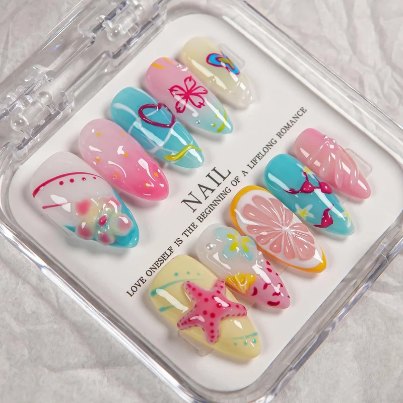 Künstlerisches Press-On Nagelset mit Sommerdesigns