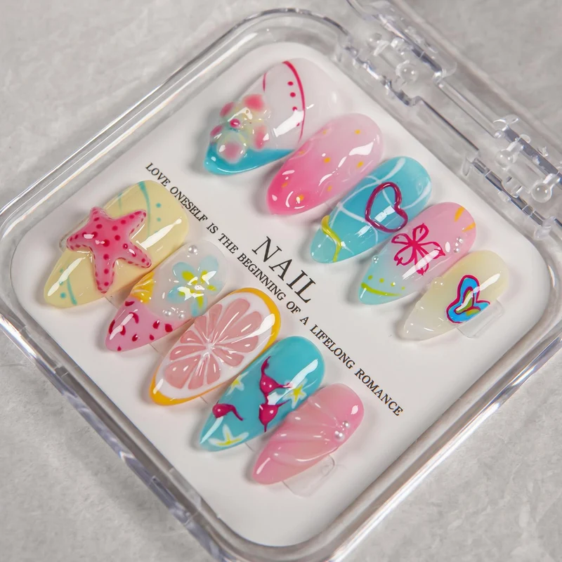 Künstlerisches Press-On Nagelset mit Sommerdesigns