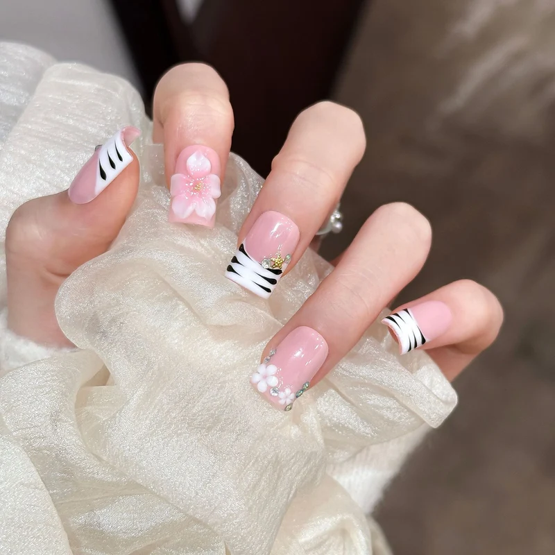 Künstlerische Press-On-Nagelverstärkungen mit Muster und Juwelenelementen