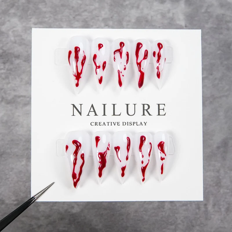 Künstlerisches Press-On Nail Art Set mit Tropfenrotem Design
