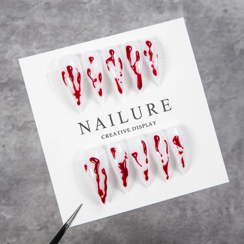 Künstlerisches Press-On Nail Art Set mit Tropfenrotem Design