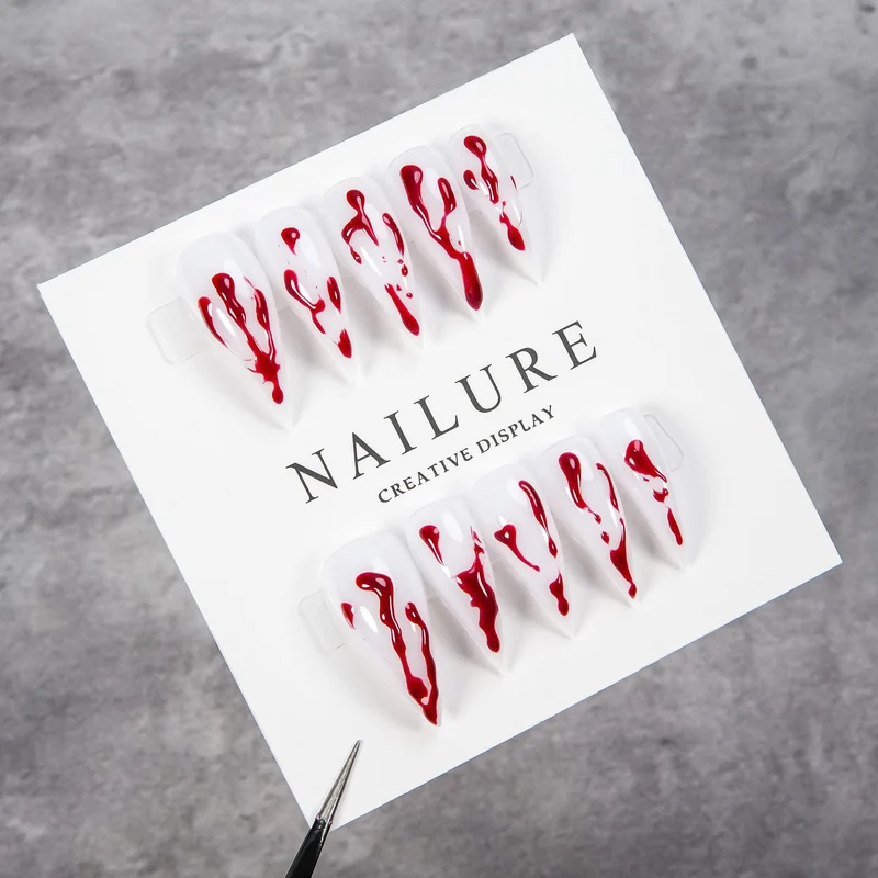 Künstlerisches Press-On Nail Art Set mit Tropfenrotem Design