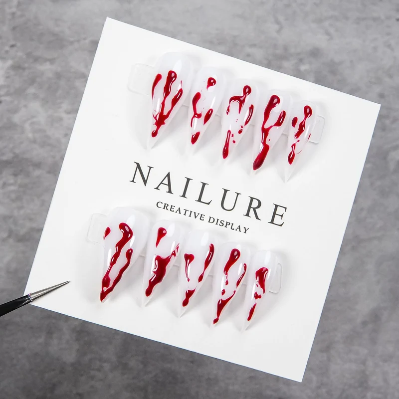 Künstlerisches Press-On Nail Art Set mit Tropfenrotem Design