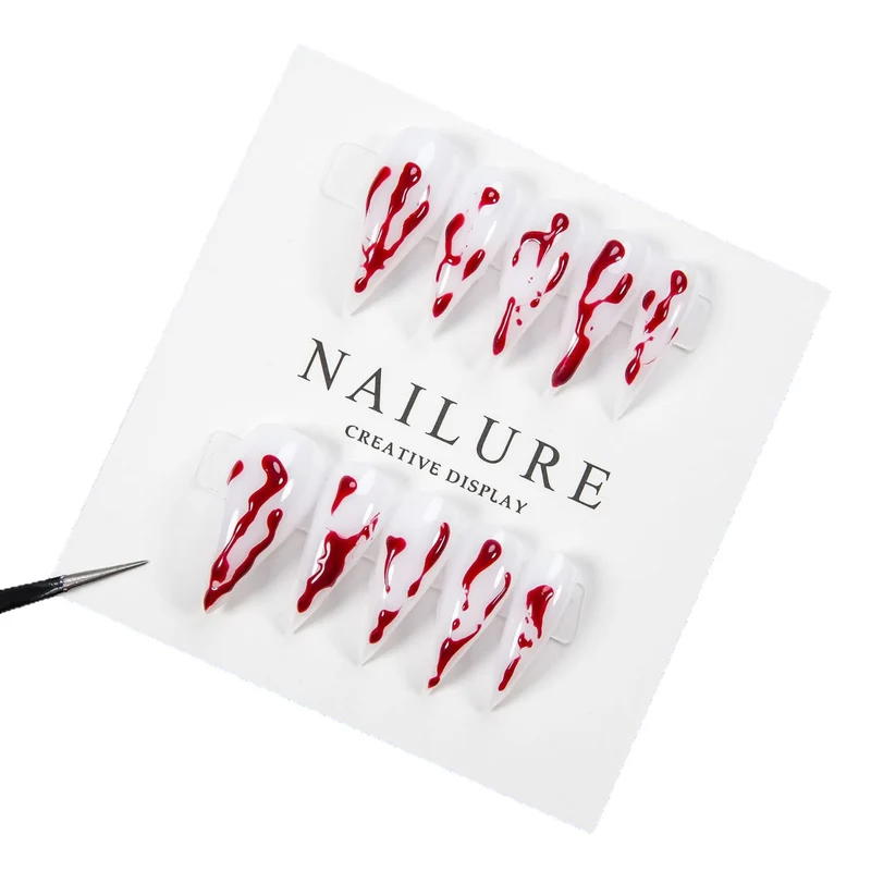 Künstlerisches Press-On Nail Art Set mit Tropfenrotem Design