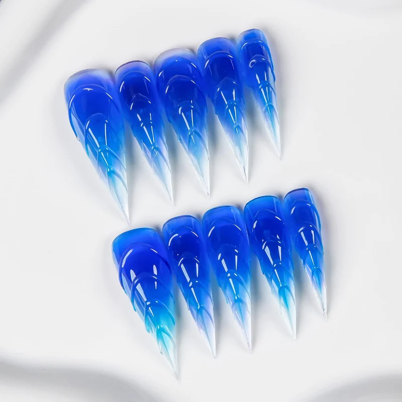 Künstlerische Ombre Stiletto Nagelspitzen