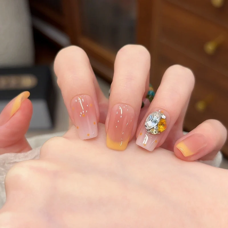 Künstlerisches Ombre Press-On Nagelset mit Edelstein-Akzenten