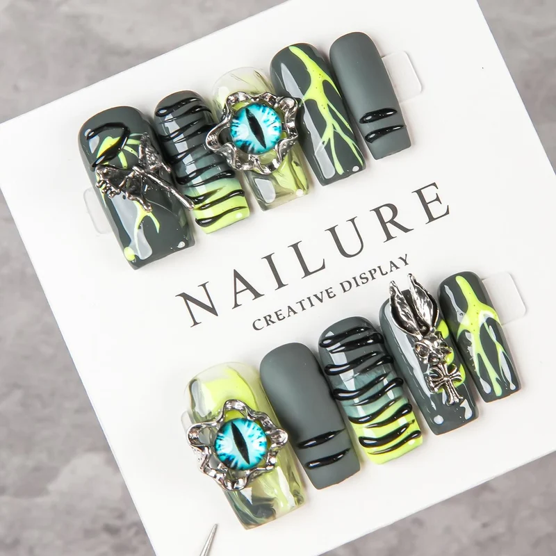 Künstlerisches Nageldesign-Set mit einzigartigen 3D-Designelementen