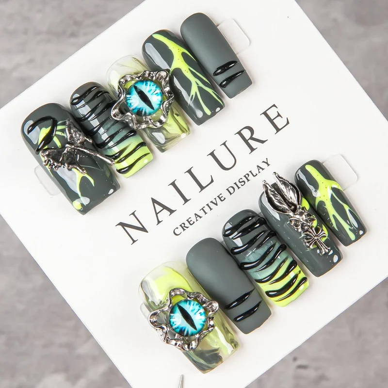 Künstlerisches Nageldesign-Set mit einzigartigen 3D-Designelementen