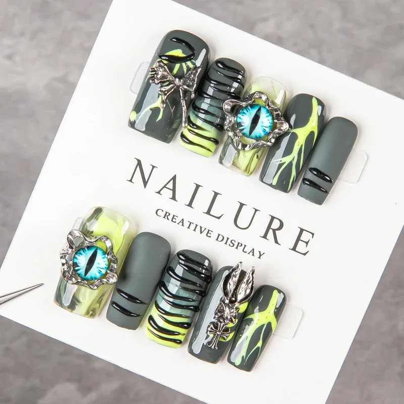 Künstlerisches Nageldesign-Set mit einzigartigen 3D-Designelementen