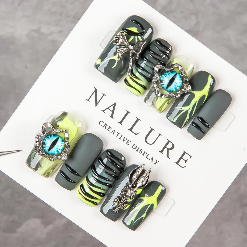 Künstlerisches Nageldesign-Set mit einzigartigen 3D-Designelementen