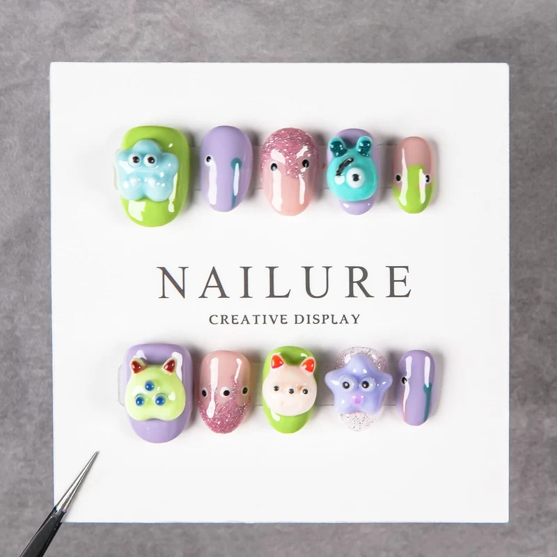 Künstlerisches Nagelkunstset mit verspielten 3D-Designs