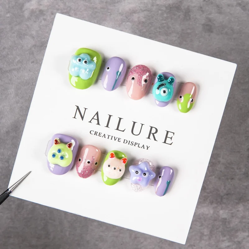 Künstlerisches Nagelkunstset mit verspielten 3D-Designs