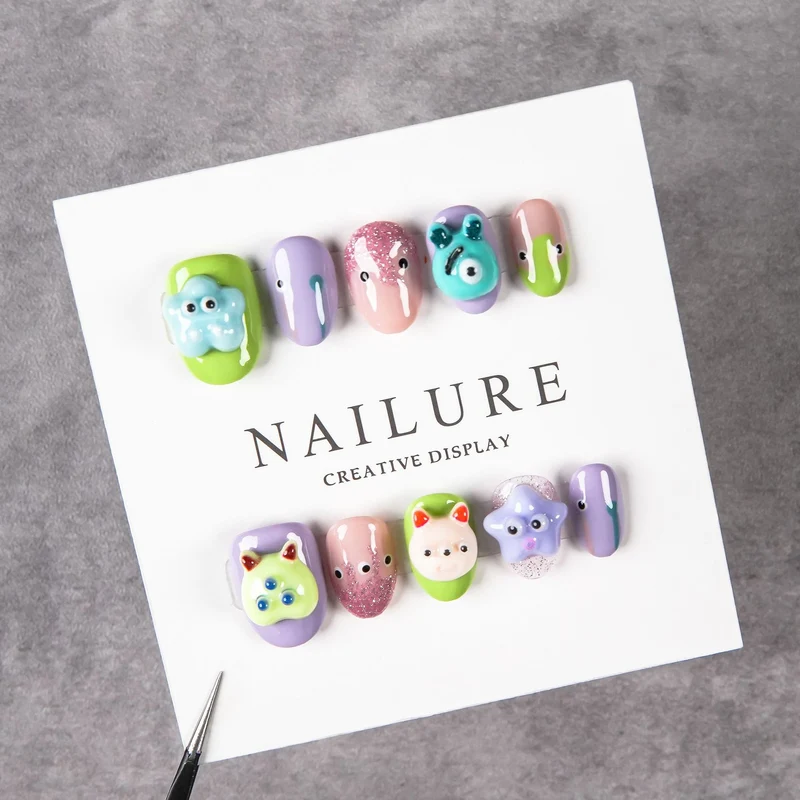 Künstlerisches Nagelkunstset mit verspielten 3D-Designs