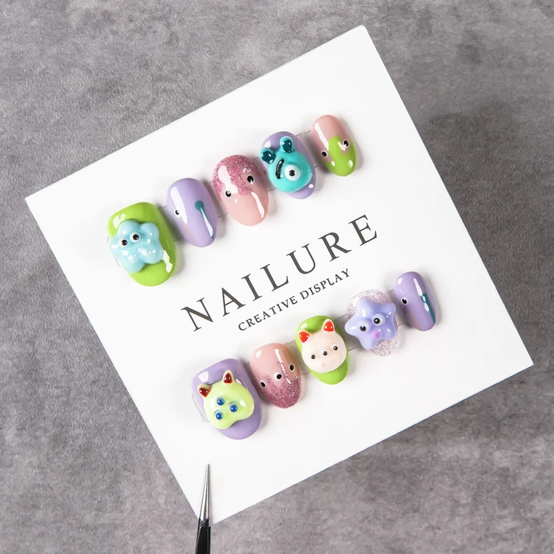 Künstlerisches Nagelkunstset mit verspielten 3D-Designs