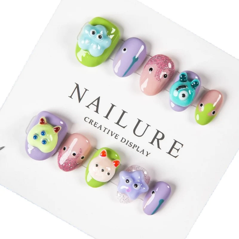 Künstlerisches Nagelkunstset mit verspielten 3D-Designs