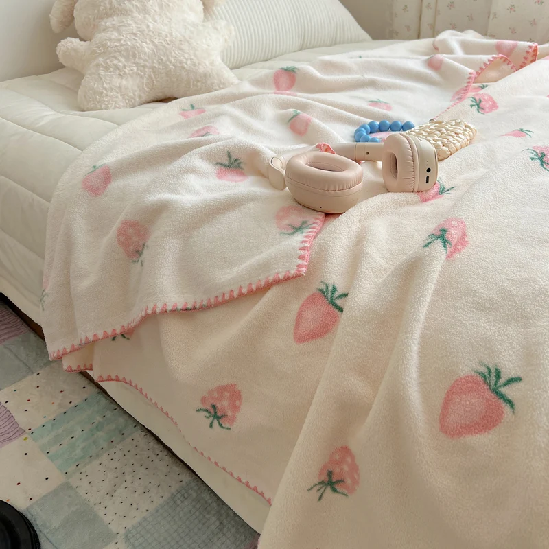 Kuscheldecke aus Mikrofleece mit Punktmuster und dekorativer Kettelnaht