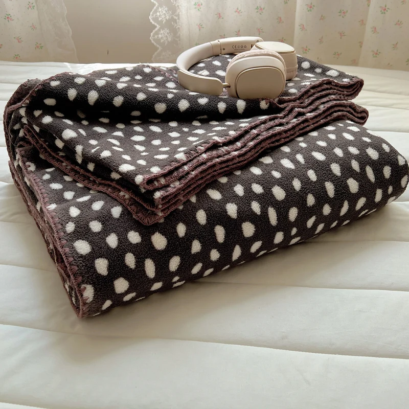 Kuscheldecke aus Mikrofleece mit Punktmuster und dekorativer Kettelnaht