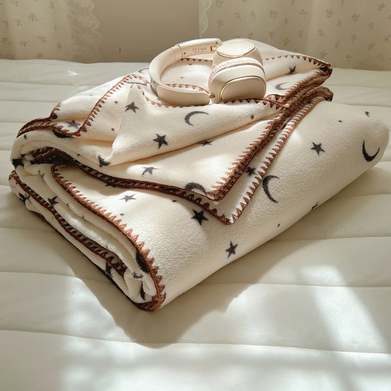Kuscheldecke aus Mikrofleece mit Punktmuster und dekorativer Kettelnaht