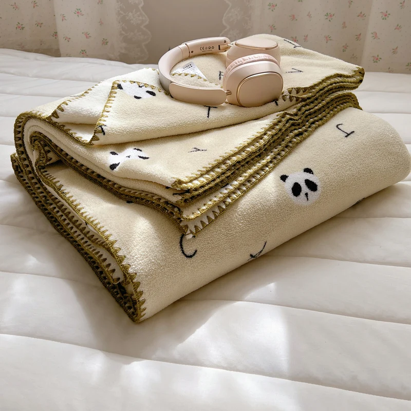 Kuscheldecke aus Mikrofleece mit Punktmuster und dekorativer Kettelnaht