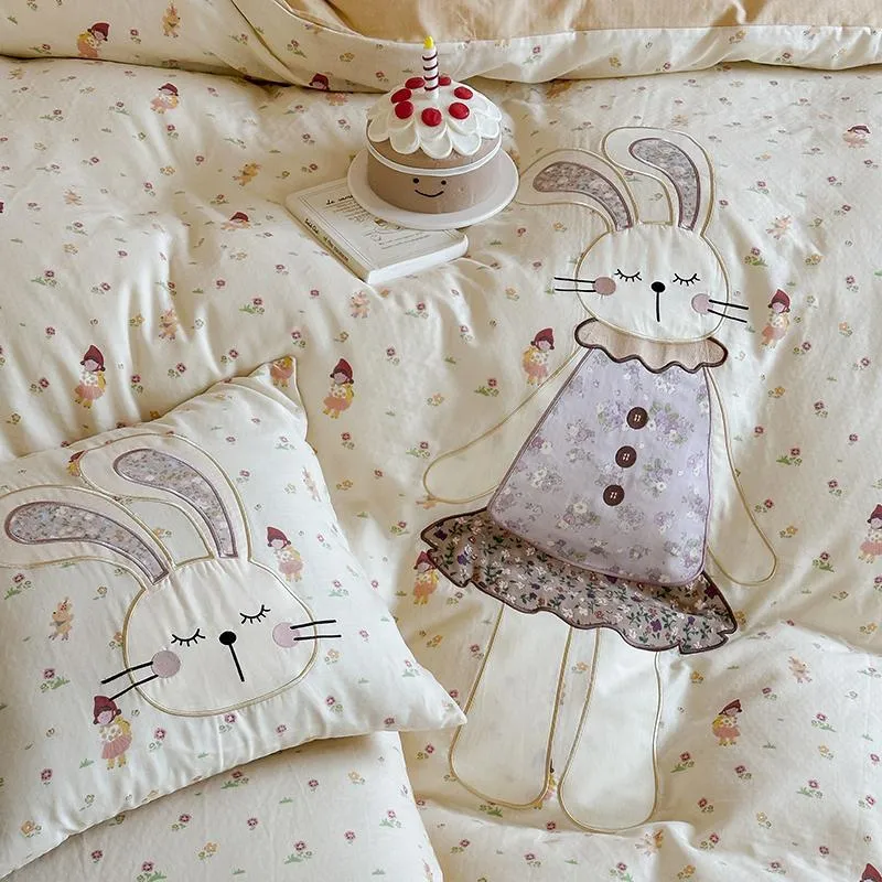 Bettwäsche-Garnitur mit appliziertem Puppenmotiv und Sternchenmuster