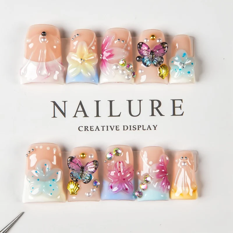 Künstlerisches Floral Schmetterling Press-On Nagelset