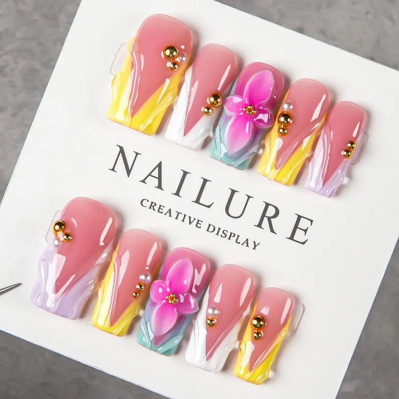 Künstlerisches Florales Press-On Nageldesign