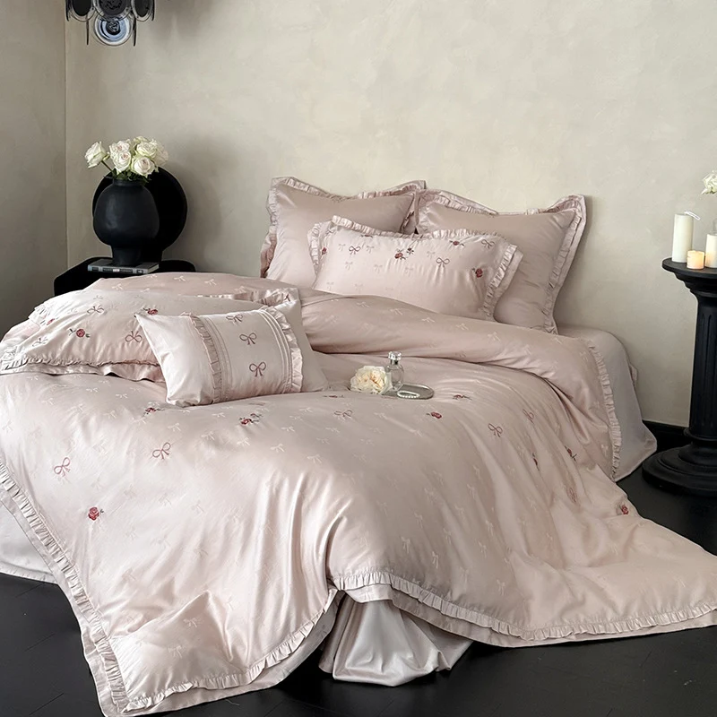 Luxuriöse Satin-Bettwäsche Garnitur mit Zarter Blumenstickerei und Volant
