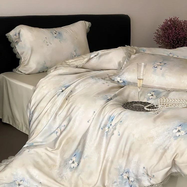 Premium-Bettwäsche aus feinem Satin mit aquarellierter Blumenoptik und Spitzenkante