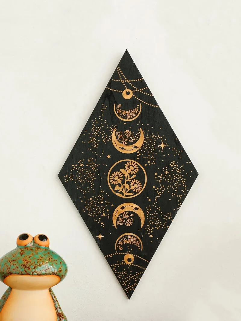 Skanto | Schwarze Mondphasen Holz Wanddeko Rhombus Wandkunst Boho Heimdeko Hexen Wandteppich Dekoration Raumdeko Ästhetisches Geschenk