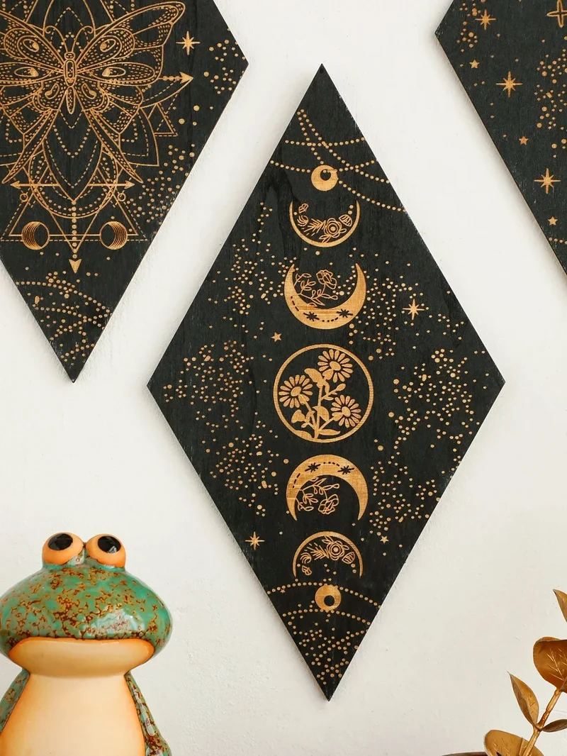 Skanto | Schwarze Mondphasen Holz Wanddeko Rhombus Wandkunst Boho Heimdeko Hexen Wandteppich Dekoration Raumdeko Ästhetisches Geschenk