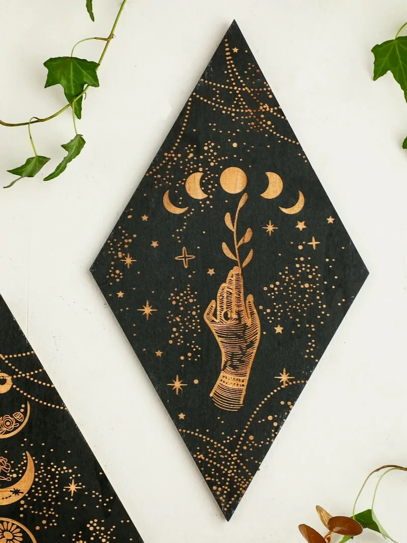 Skanto | Schwarze Mondphasen Holz Wanddeko Rhombus Wandkunst Boho Heimdeko Hexen Wandteppich Dekoration Raumdeko Ästhetisches Geschenk