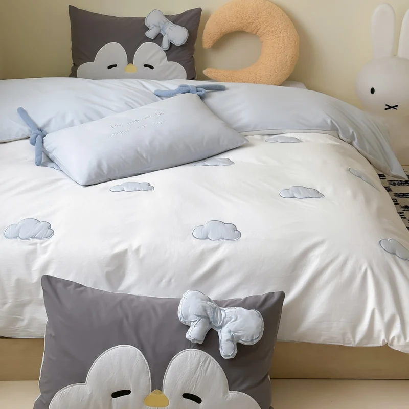 Kinder-Bettwäschegarnitur mit gestickten Sprenkelapplikationen, Kuschelkopfkissen und Wendefunktion