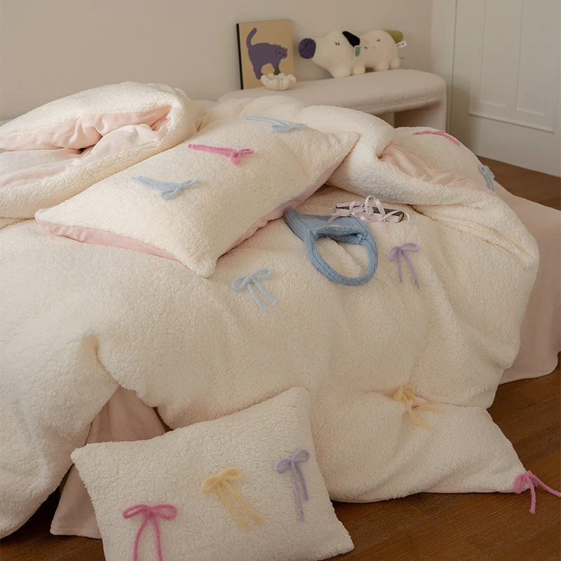 Wendbare Teddy-Fleece Bettwäschegarnitur mit 3D‑Schleifen‑Applikationen und Herz‑Zierkissen