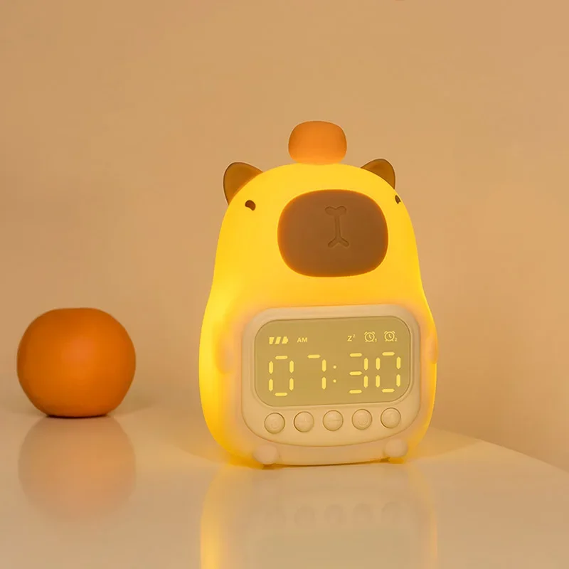 Skanto | Capybara Uhrenlampe – Wiederaufladbarer digitaler Wecker mit Nachtlicht & Schlummerfunktion