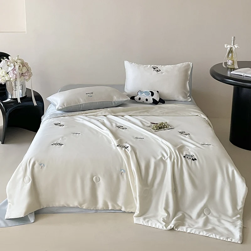 Seidenglänzende Satin-Bettwäschegarnitur mit niedlicher Panda-Stickerei