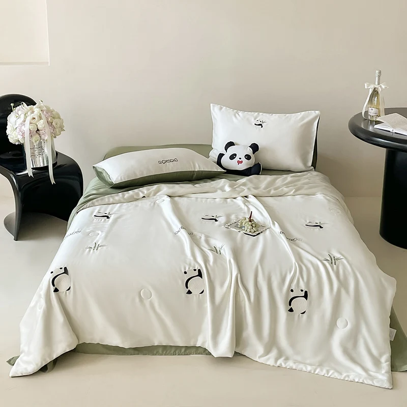 Seidenglänzende Satin-Bettwäschegarnitur mit niedlicher Panda-Stickerei