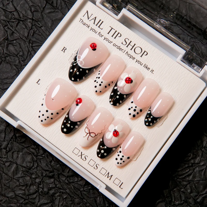 Künstlerische und dekorative Press-On-Nageltips