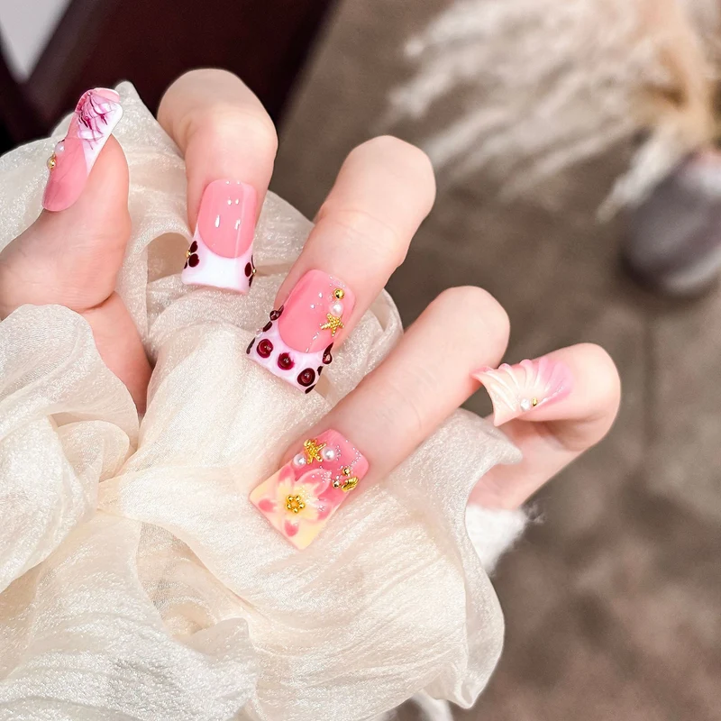 Künstlerisches Acryl-Nageldesign mit Edelstein-Akzenten