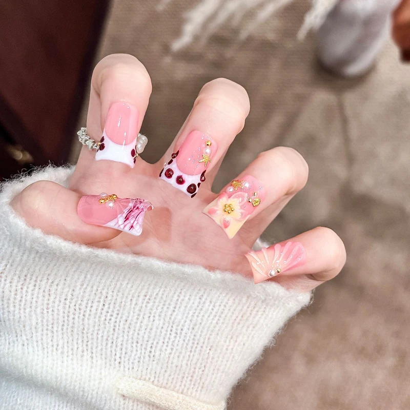 Künstlerisches Acryl-Nageldesign mit Edelstein-Akzenten