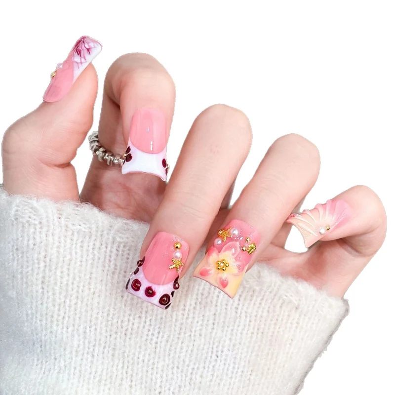 Künstlerisches Acryl-Nageldesign mit Edelstein-Akzenten