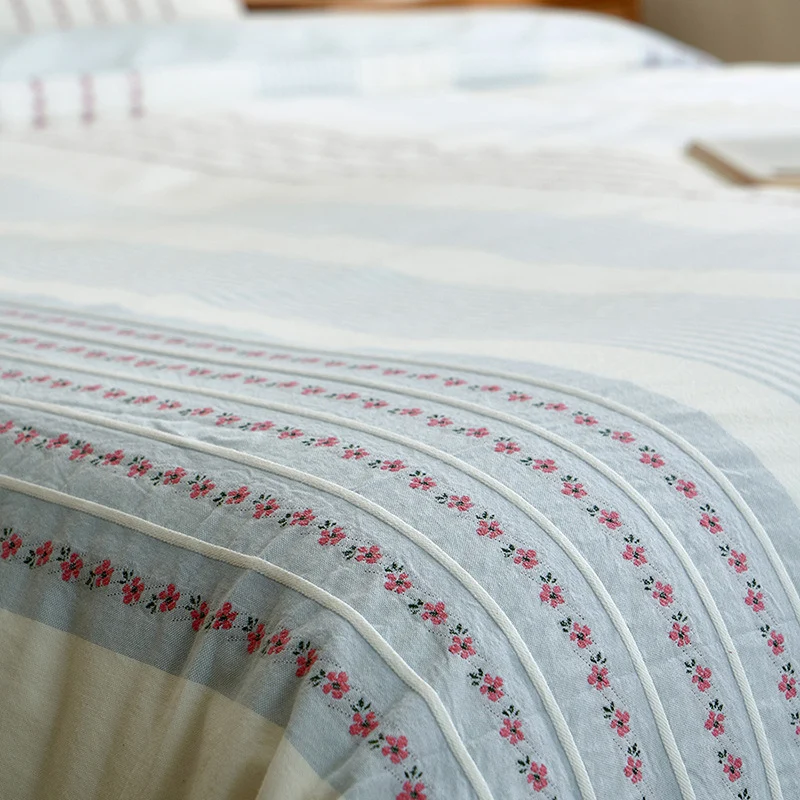 Baumwoll-Bettwäsche-Set mit bestickten Streifen und feiner Percale-Qualität