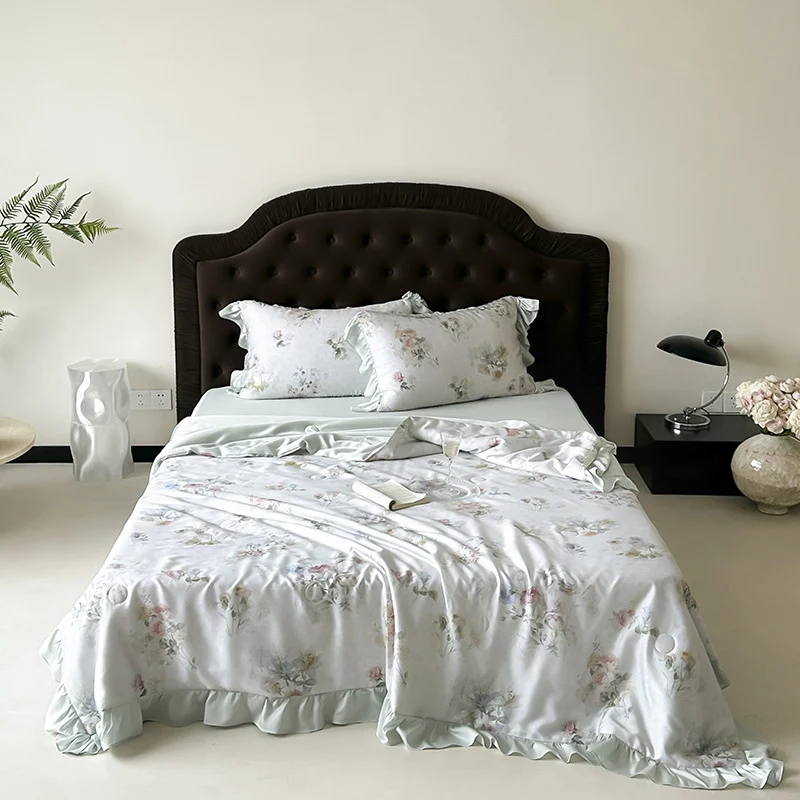 Satin-Schlafgarnitur mit seidigem Finish, Aquarell-Blumenmotiv und Volantkanten