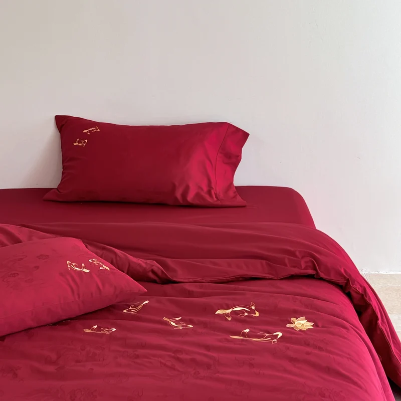 Luxuriöse Bettwäschegarnitur aus Baumwollsatin mit bestickten Koi-Motiven und feiner Jacquardstruktur