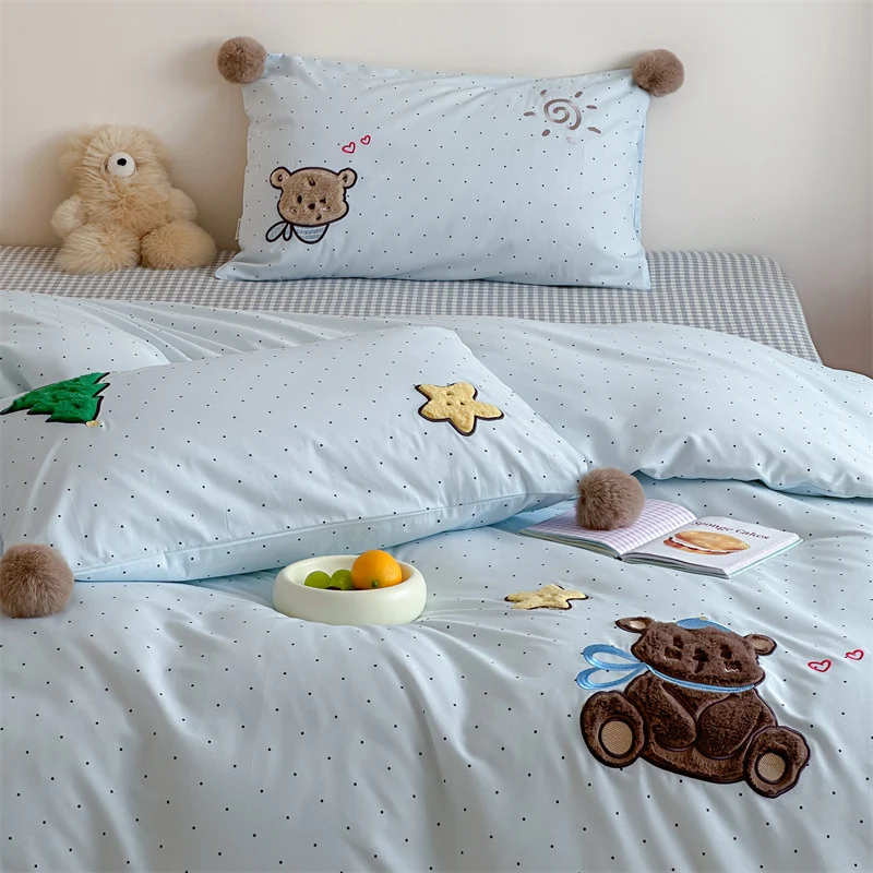 Kinder-Bettwäschegarnitur aus Baumwollsatin mit 3D-Teddy-Applikationen und Bommel-Ecken