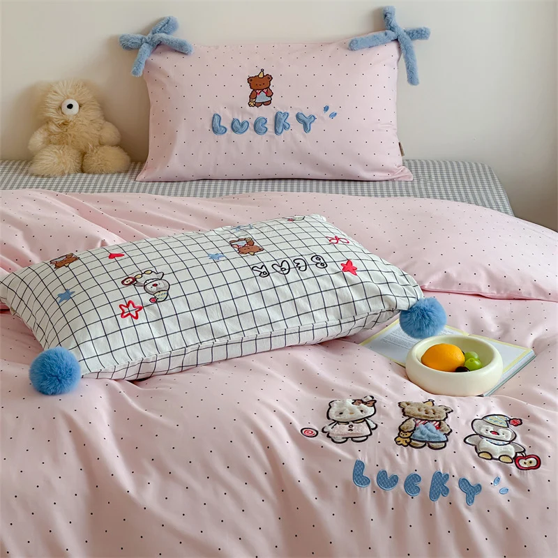 Kinder-Bettwäschegarnitur aus Baumwollsatin mit 3D-Teddy-Applikationen und Bommel-Ecken