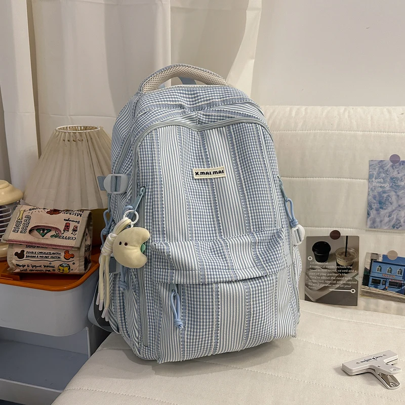 Moderner gestreifter Rucksack Karnz