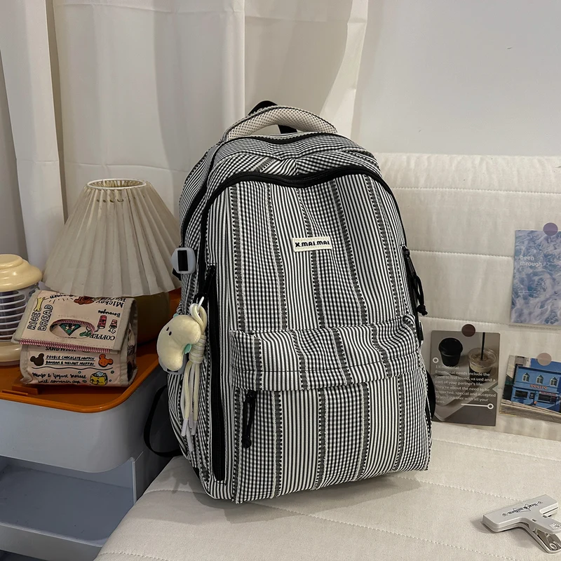 Moderner gestreifter Rucksack Karnz