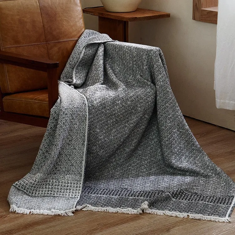 Große kuschelige Wohndecke aus Baumwollmischgewebe mit geometrischem Jacquardmuster und Fransensaum