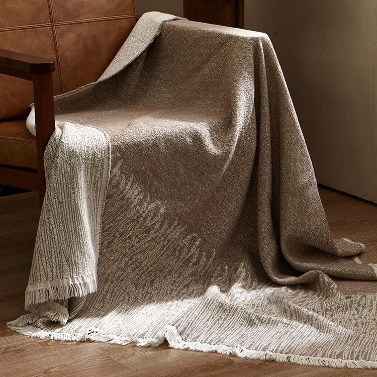 Große kuschelige Wohndecke aus Baumwollmischgewebe mit geometrischem Jacquardmuster und Fransensaum